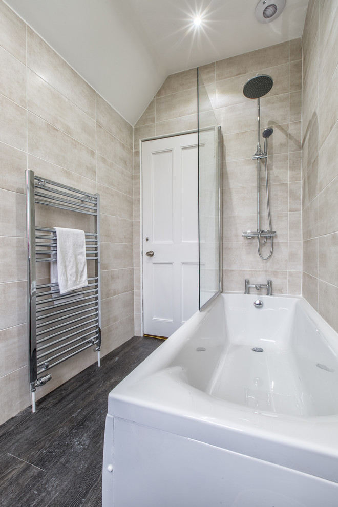 Bild på ett mellanstort funkis badrum för barn, med vita skåp, ett platsbyggt badkar, en dusch/badkar-kombination och vita väggar