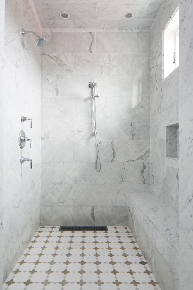 Ejemplo de cuarto de baño clásico renovado con ducha empotrada, paredes grises y suelo con mosaicos de baldosas