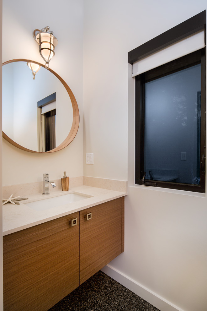 Источник вдохновения для домашнего уюта: ванная комната среднего размера в стиле модернизм с фасадами цвета дерева среднего тона, унитазом-моноблоком, белыми стенами, душевой кабиной и врезной раковиной