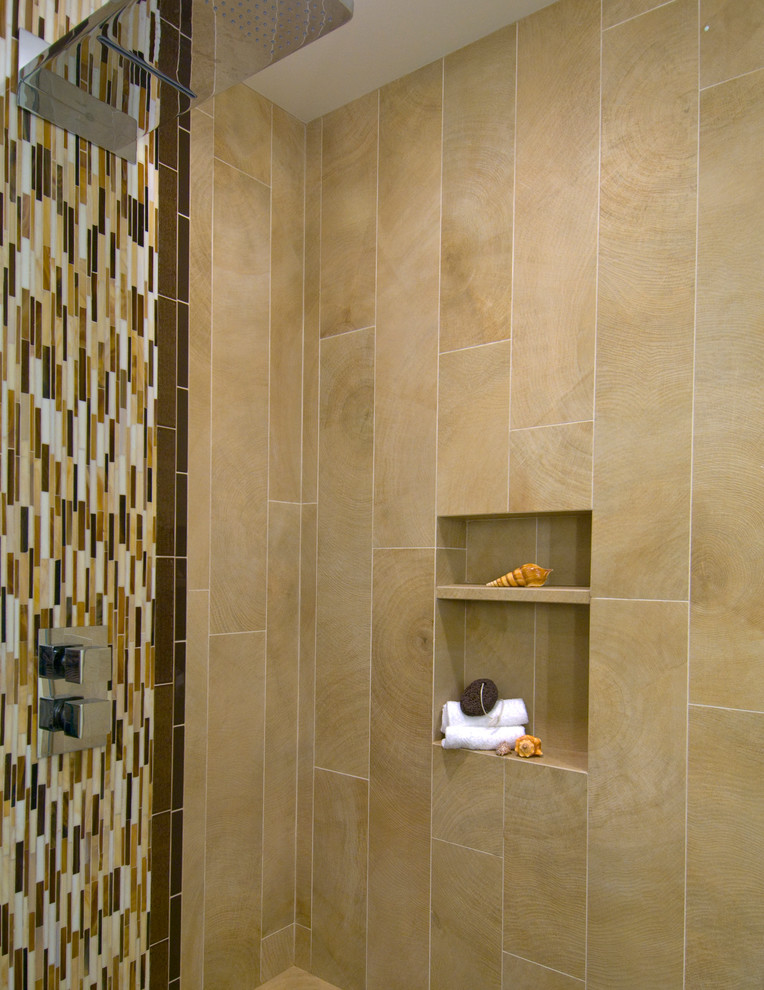Modernes Badezimmer mit Aufsatzwaschbecken, Schrankfronten im Shaker-Stil, braunen Schränken, Beton-Waschbecken/Waschtisch, Eckdusche, beigen Fliesen und Keramikfliesen in Orange County