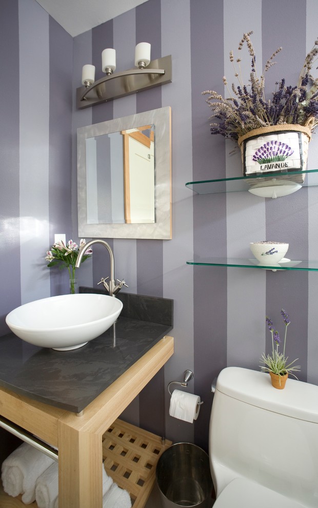Источник вдохновения для домашнего уюта: ванная комната в современном стиле с настольной раковиной, плоскими фасадами, светлыми деревянными фасадами, раздельным унитазом и фиолетовыми стенами