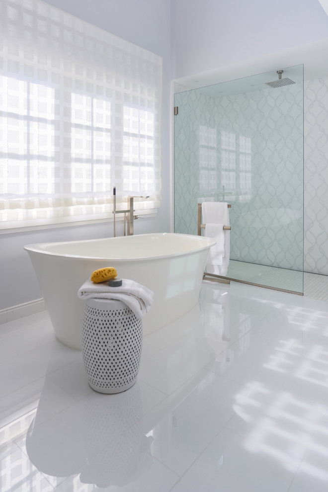 Пример оригинального дизайна: главная ванная комната в современном стиле с отдельно стоящей ванной, открытым душем, белой плиткой, фиолетовыми стенами и консольной раковиной