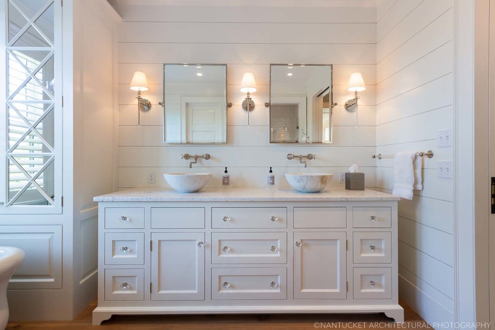 Foto di un'ampia stanza da bagno padronale classica con consolle stile comò, ante bianche, top in granito, doccia doppia, piastrelle bianche, pareti bianche e parquet chiaro