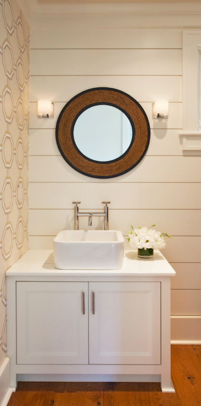 Ejemplo de cuarto de baño actual de tamaño medio con paredes blancas, suelo de madera en tonos medios, lavabo sobreencimera, armarios con paneles empotrados y puertas de armario blancas