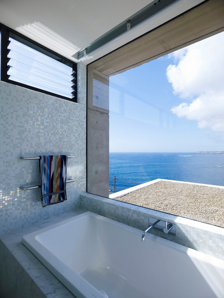 Bild på ett stort funkis vit vitt en-suite badrum, med ett platsbyggt badkar, en öppen dusch, beige kakel, keramikplattor, ett integrerad handfat, marmorbänkskiva och dusch med gångjärnsdörr