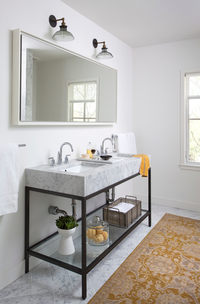 Свежая идея для дизайна: главная ванная комната в стиле кантри с открытыми фасадами, мраморной столешницей, мраморным полом, врезной раковиной и белыми стенами - отличное фото интерьера