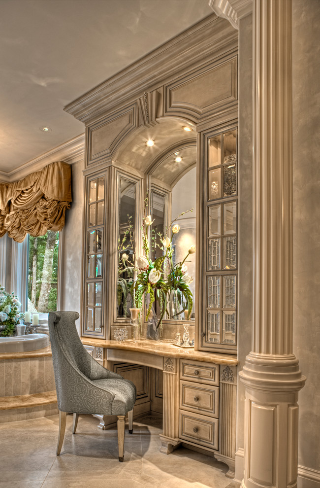 Inspiration för stora klassiska en-suite badrum, med luckor med upphöjd panel, ett undermonterad handfat och granitbänkskiva
