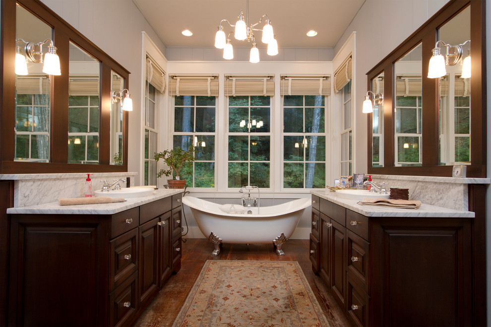 Immagine di una stanza da bagno classica con vasca con piedi a zampa di leone