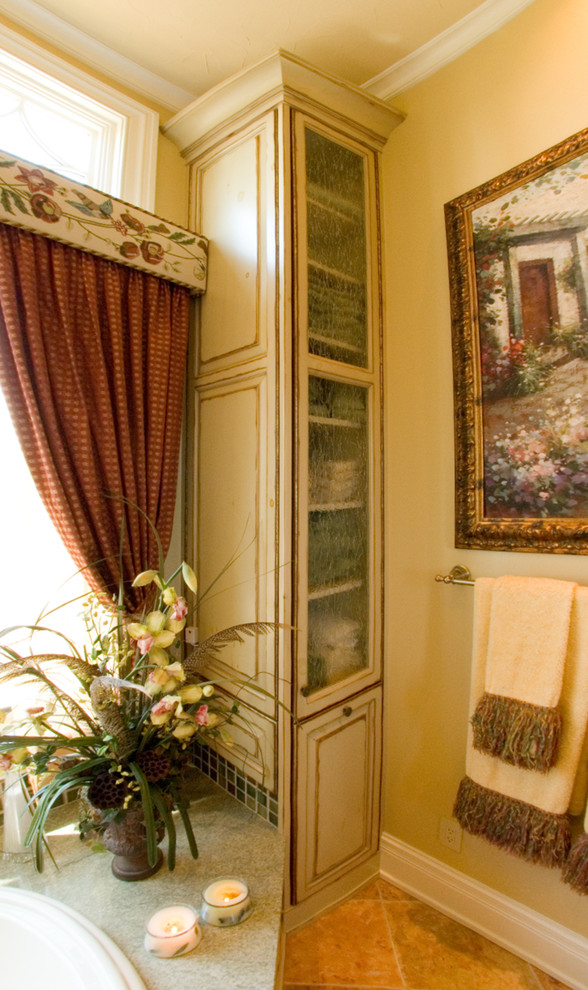 Источник вдохновения для домашнего уюта: ванная комната среднего размера в стиле шебби-шик с фасадами с выступающей филенкой