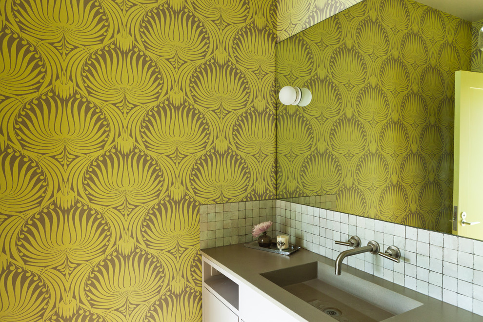 Foto di una stanza da bagno contemporanea con lavabo integrato, ante lisce, ante grigie, piastrelle grigie, piastrelle a mosaico, top in cemento, pareti verdi e top verde