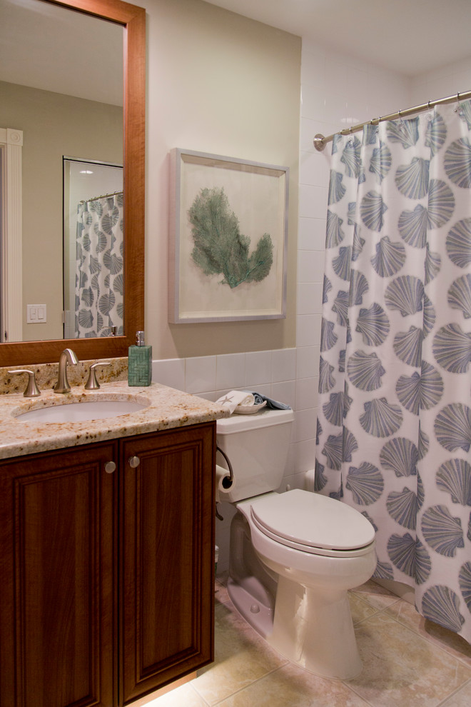 Пример оригинального дизайна: маленькая ванная комната в морском стиле с фасадами с утопленной филенкой, фасадами цвета дерева среднего тона, ванной в нише, душем над ванной, раздельным унитазом, белой плиткой, керамической плиткой, бежевыми стенами, полом из керамической плитки, душевой кабиной, монолитной раковиной и столешницей из гранита для на участке и в саду