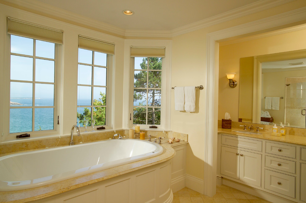 Пример оригинального дизайна: ванная комната в классическом стиле с фасадами с утопленной филенкой, бежевыми фасадами и накладной ванной