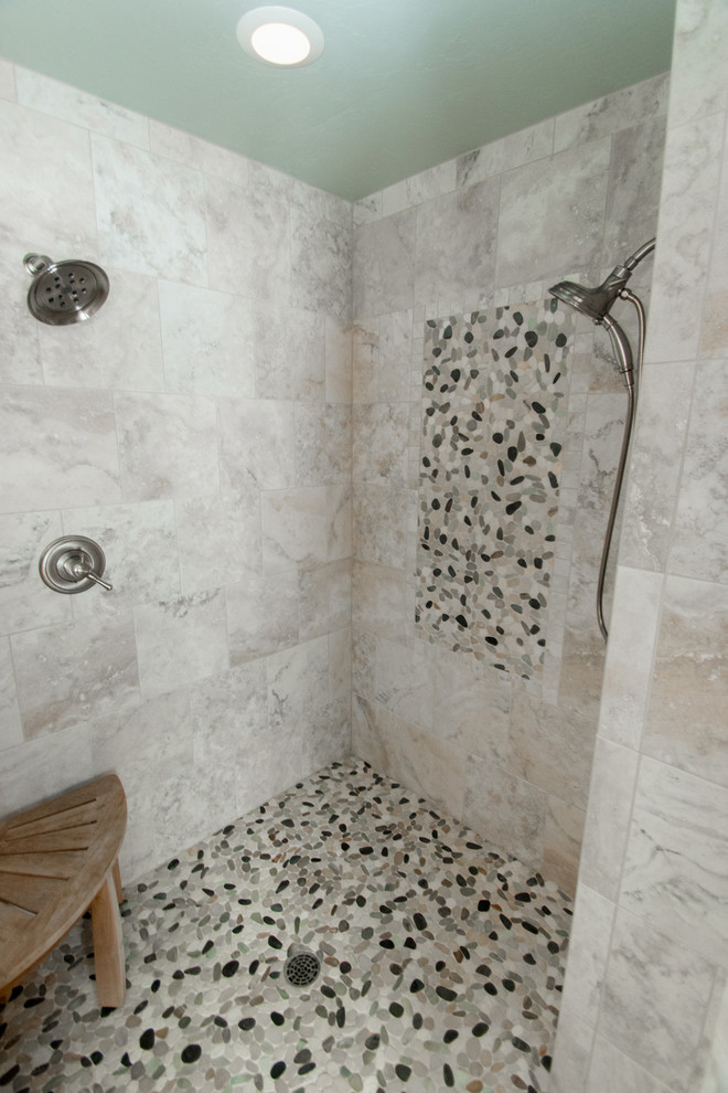 Modelo de cuarto de baño principal marinero de tamaño medio con ducha abierta, baldosas y/o azulejos grises, baldosas y/o azulejos de cerámica, paredes azules y suelo de baldosas tipo guijarro