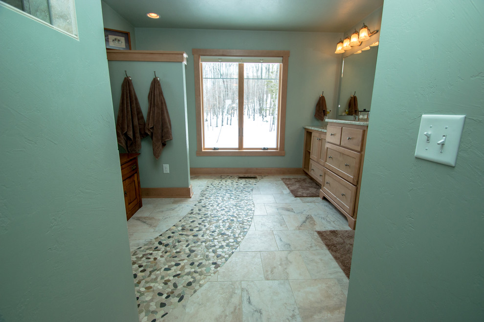 Foto di una stanza da bagno stile marinaro con ante con riquadro incassato, ante in legno chiaro, pareti blu, pavimento con piastrelle di ciottoli, piastrelle multicolore e piastrelle di ciottoli