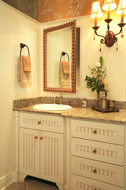 Bild på ett stort vintage en-suite badrum, med ett nedsänkt handfat, luckor med infälld panel, vita skåp, granitbänkskiva, ett platsbyggt badkar, beige kakel, keramikplattor och klinkergolv i keramik