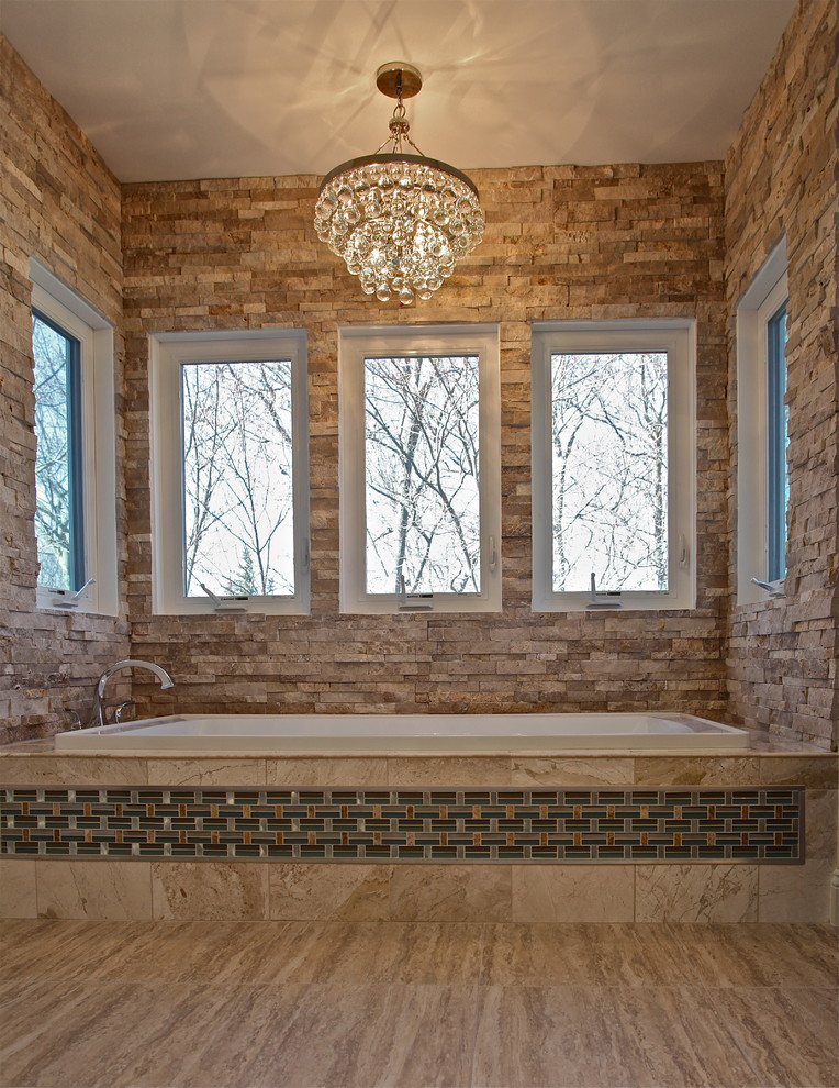 Пример оригинального дизайна: главная ванная комната среднего размера в стиле неоклассика (современная классика) с врезной раковиной, фасадами с выступающей филенкой, темными деревянными фасадами, мраморной столешницей, накладной ванной, раздельным унитазом, каменной плиткой, полом из керамогранита, душем в нише, бежевой плиткой, зеленой плиткой и бежевыми стенами