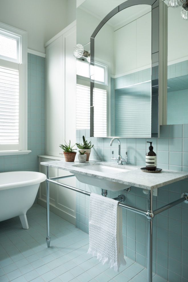 Immagine di un'ampia stanza da bagno padronale classica con top in marmo, un lavabo e mobile bagno freestanding