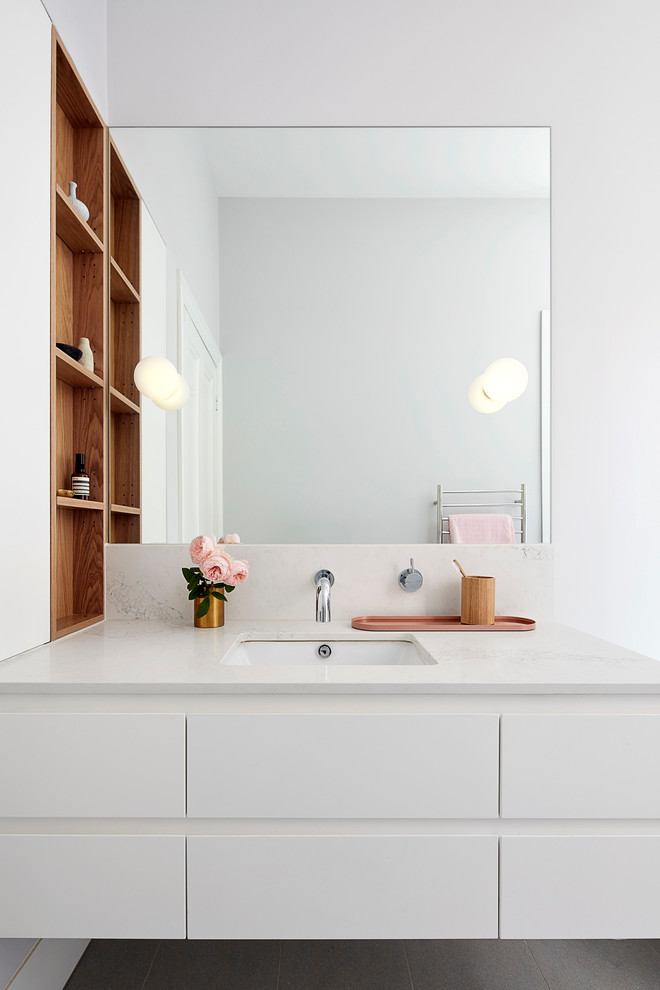 Inspiration pour une salle d'eau design de taille moyenne avec un placard en trompe-l'oeil, des portes de placard blanches, un carrelage blanc et un plan de toilette en marbre.