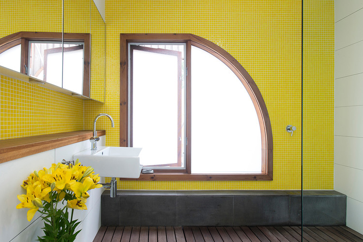 Aménagement d'une salle de bain grise et jaune contemporaine avec un lavabo suspendu et un carrelage jaune.