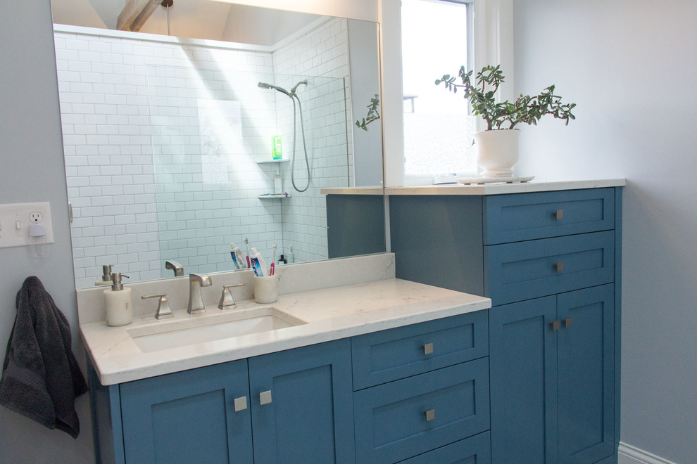 Ispirazione per una stanza da bagno padronale contemporanea di medie dimensioni con ante con riquadro incassato, ante blu, pareti grigie, pavimento in gres porcellanato, top in cemento e pavimento grigio