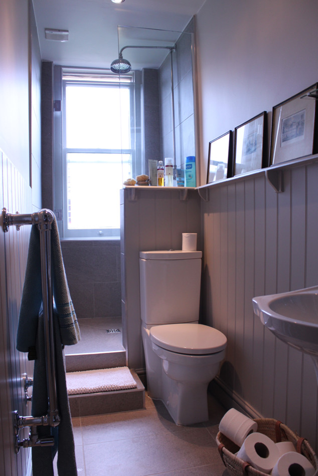 Пример оригинального дизайна: ванная комната в современном стиле с раковиной с пьедесталом, душем в нише, унитазом-моноблоком и полом из сланца