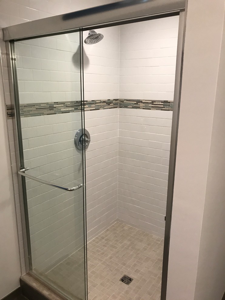 Klassisches Badezimmer mit Duschnische, weißen Fliesen, Metrofliesen, weißer Wandfarbe und Schiebetür-Duschabtrennung in Washington, D.C.