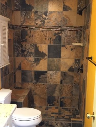 Exempel på ett mellanstort klassiskt badrum med dusch, med luckor med lamellpanel, vita skåp, en öppen dusch, brun kakel, keramikplattor, gula väggar, skiffergolv och flerfärgat golv