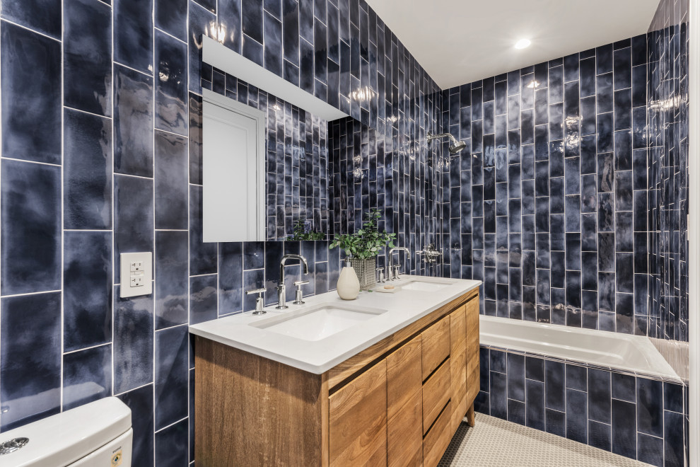 Идея дизайна: маленькая ванная комната в стиле неоклассика (современная классика) с фасадами цвета дерева среднего тона, синей плиткой, керамической плиткой и полом из мозаичной плитки для на участке и в саду