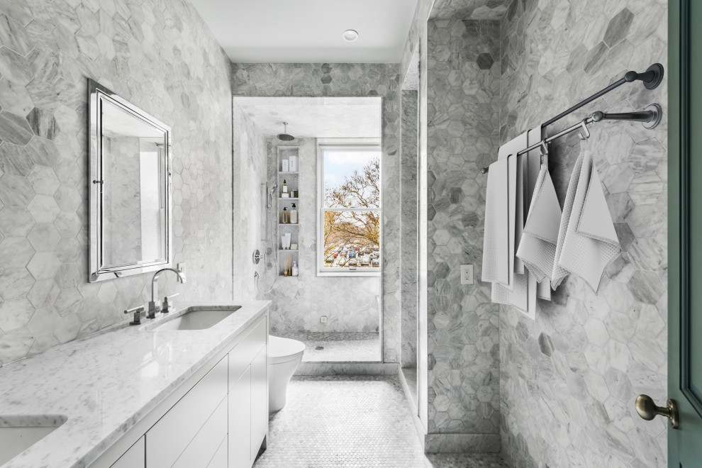 Источник вдохновения для домашнего уюта: большая главная ванная комната в стиле неоклассика (современная классика) с плоскими фасадами, белыми фасадами, душем в нише, унитазом-моноблоком, серой плиткой, керамической плиткой, серыми стенами, полом из мозаичной плитки, консольной раковиной, столешницей из гранита, серым полом, открытым душем, серой столешницей, сиденьем для душа, тумбой под две раковины и напольной тумбой