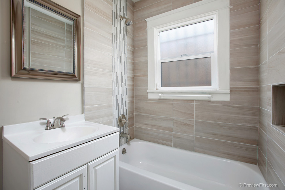 Inspiration för små amerikanska en-suite badrum, med luckor med upphöjd panel, vita skåp, ett badkar i en alkov, beige kakel, keramikplattor, klinkergolv i porslin, ett integrerad handfat, bänkskiva i akrylsten och beige väggar