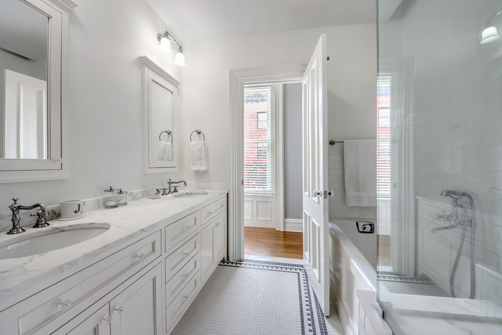 Idéer för att renovera ett stort vintage badrum, med luckor med profilerade fronter, vita skåp, ett platsbyggt badkar, en hörndusch, vit kakel, mosaik, vita väggar, mosaikgolv, ett undermonterad handfat och marmorbänkskiva