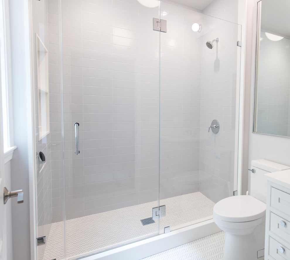 Idéer för ett mellanstort modernt vit en-suite badrum, med släta luckor, grå skåp, en dusch i en alkov, en toalettstol med hel cisternkåpa, grå kakel, keramikplattor, grå väggar, klinkergolv i keramik, ett undermonterad handfat, granitbänkskiva, vitt golv och dusch med gångjärnsdörr