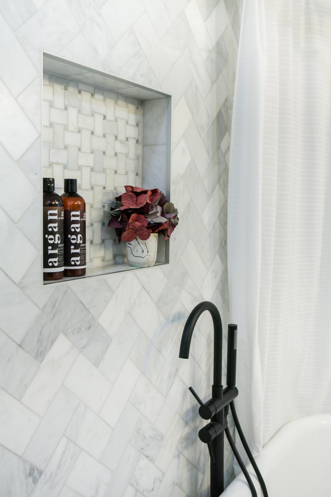 Inspiration för ett litet lantligt en-suite badrum, med ett badkar med tassar, en dusch/badkar-kombination, grå kakel, marmorkakel, marmorgolv och dusch med duschdraperi