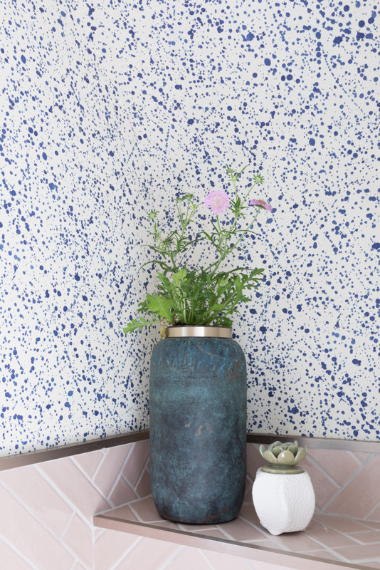 Kleines Mediterranes Badezimmer En Suite mit verzierten Schränken, blauen Schränken, Wandtoilette, rosa Fliesen, blauer Wandfarbe, Keramikboden, Wandwaschbecken, gefliestem Waschtisch und blauem Boden in Surrey