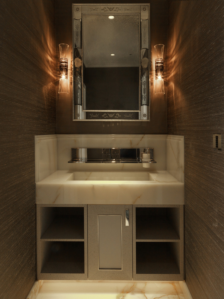 Cette image montre une petite salle de bain traditionnelle en bois clair avec un carrelage beige, des dalles de pierre, un lavabo encastré et un plan de toilette en onyx.