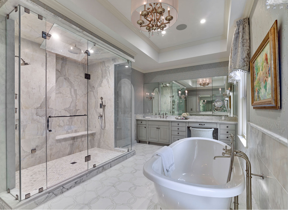 Idéer för vintage vitt en-suite badrum, med luckor med profilerade fronter, grå skåp, ett fristående badkar, en dusch i en alkov, flerfärgad kakel, marmorkakel, grå väggar, marmorgolv, ett undermonterad handfat, marmorbänkskiva, vitt golv och dusch med gångjärnsdörr