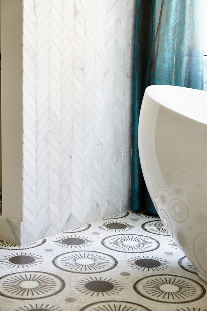 Modelo de cuarto de baño actual con encimera de mármol, baldosas y/o azulejos multicolor, baldosas y/o azulejos en mosaico, paredes blancas y suelo con mosaicos de baldosas