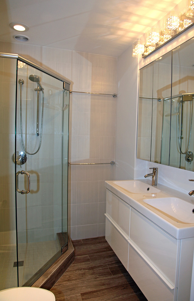 Bild på ett mellanstort vintage en-suite badrum, med släta luckor, en hörndusch, en toalettstol med hel cisternkåpa och grå väggar