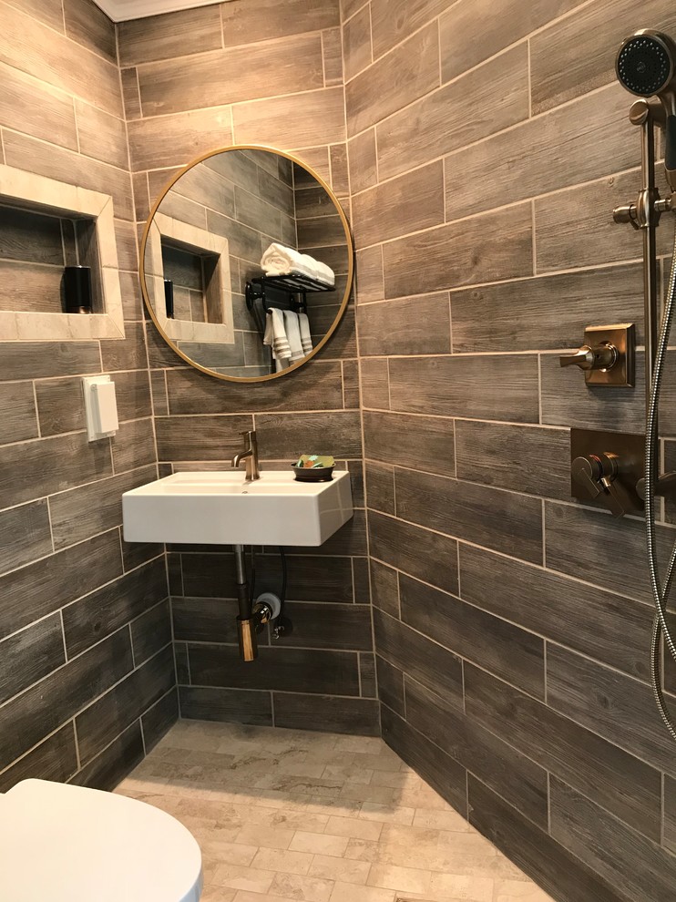 Idéer för ett litet modernt en-suite badrum, med våtrum, en toalettstol med separat cisternkåpa, brun kakel, keramikplattor, bruna väggar, klinkergolv i keramik, ett väggmonterat handfat, beiget golv och dusch med gångjärnsdörr