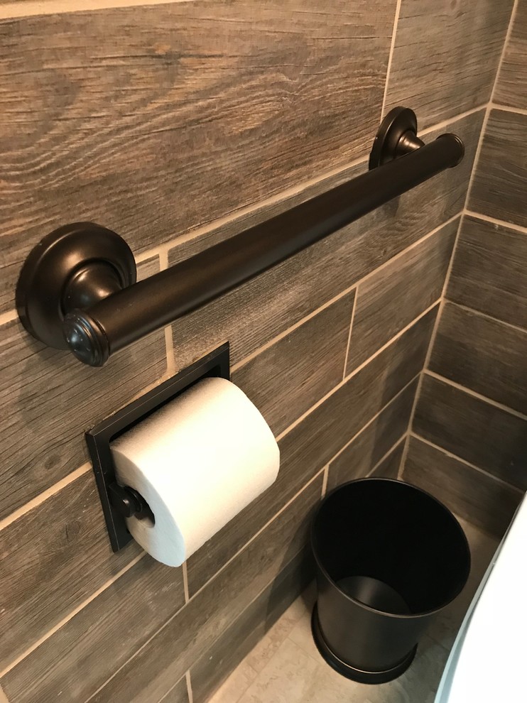 Exempel på ett litet modernt en-suite badrum, med våtrum, en toalettstol med separat cisternkåpa, brun kakel, keramikplattor, bruna väggar, klinkergolv i keramik, ett väggmonterat handfat, beiget golv och dusch med gångjärnsdörr