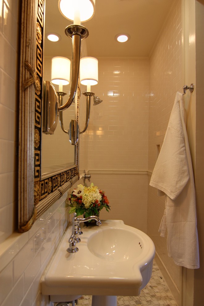 Mittelgroßes Klassisches Duschbad mit weißen Fliesen, Metrofliesen, weißer Wandfarbe, Mosaik-Bodenfliesen, Sockelwaschbecken und Mineralwerkstoff-Waschtisch in New Orleans