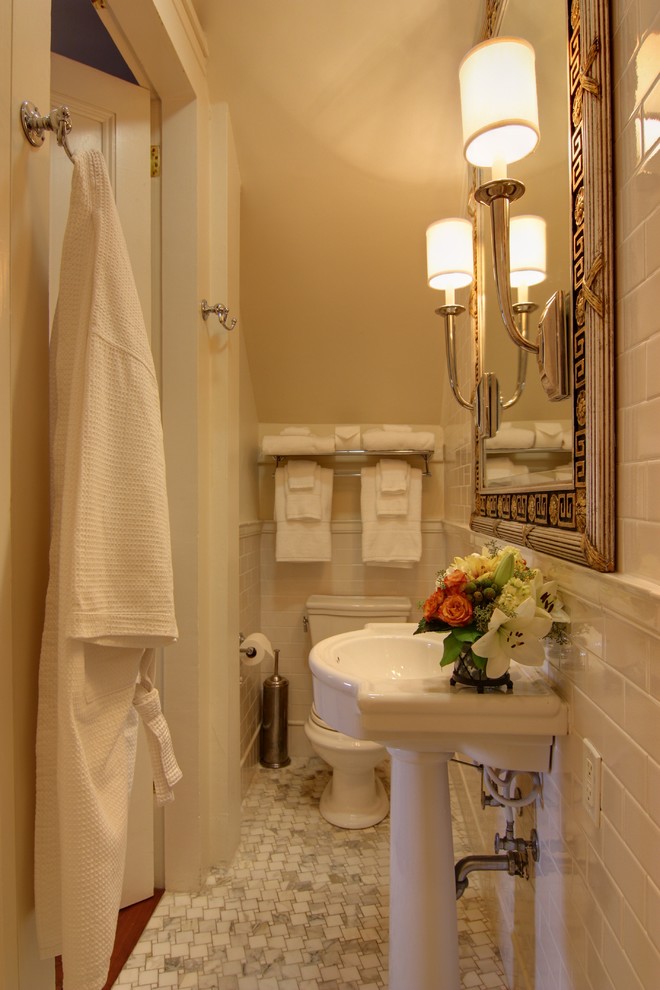 Идея дизайна: ванная комната среднего размера в классическом стиле с плиткой кабанчик, белой плиткой, белыми стенами, полом из мозаичной плитки, душевой кабиной, раковиной с пьедесталом и столешницей из искусственного камня