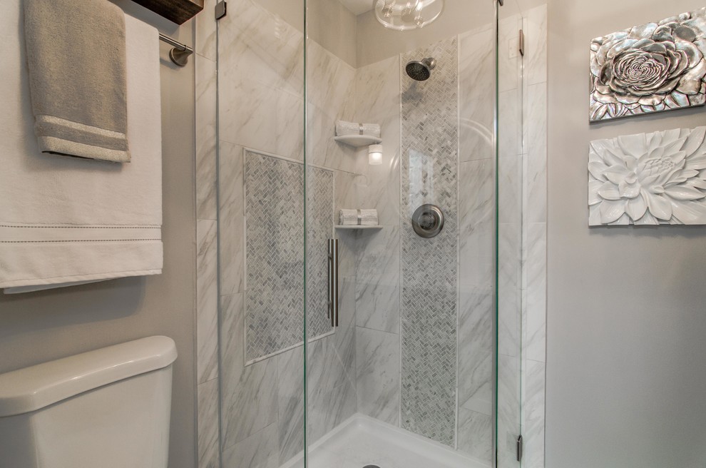 Klassisk inredning av ett litet en-suite badrum, med skåp i shakerstil, skåp i mörkt trä, en hörndusch, en toalettstol med hel cisternkåpa, grå kakel, marmorkakel, grå väggar, marmorgolv, ett fristående handfat, bänkskiva i kvarts, grått golv och dusch med gångjärnsdörr