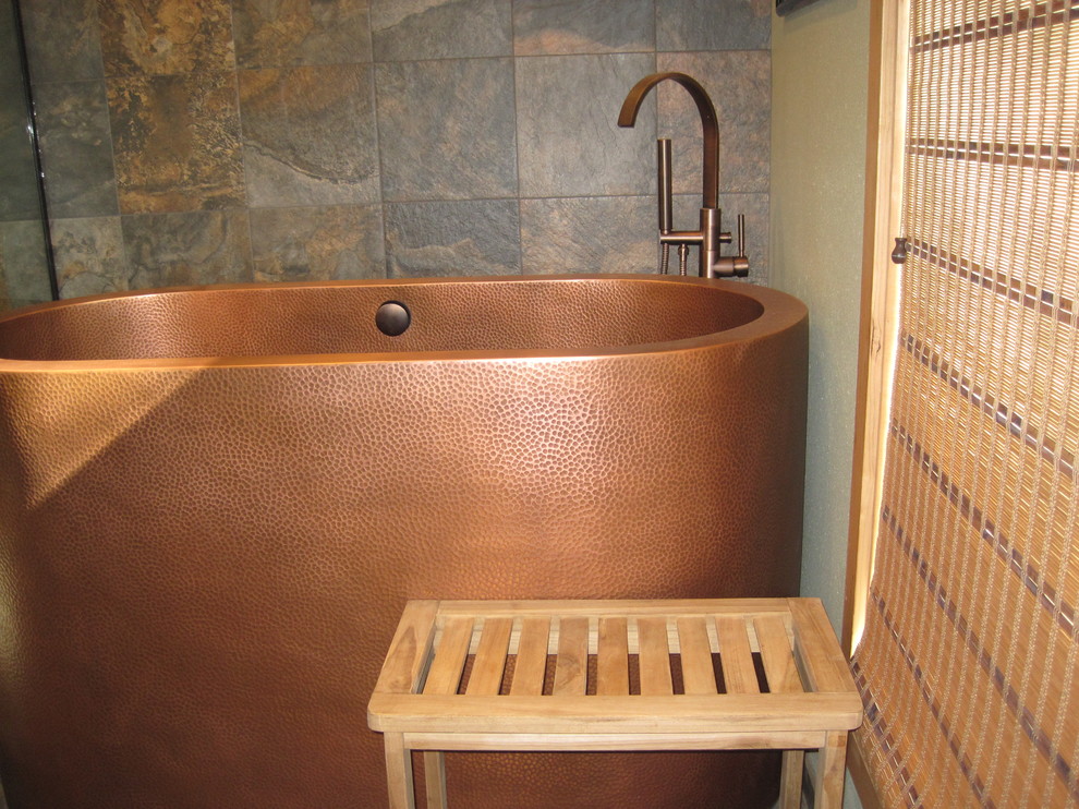 Idéer för ett asiatiskt badrum med dusch, med skåp i shakerstil, skåp i ljust trä, ett japanskt badkar, en hörndusch, skifferkakel, grå väggar, skiffergolv, ett fristående handfat, granitbänkskiva, brunt golv och dusch med gångjärnsdörr