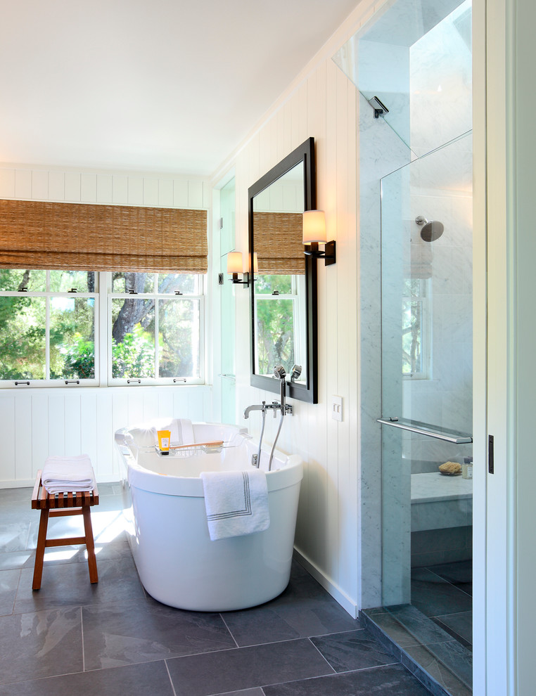Ejemplo de cuarto de baño clásico con bañera exenta, ducha empotrada, baldosas y/o azulejos blancos y suelo de pizarra