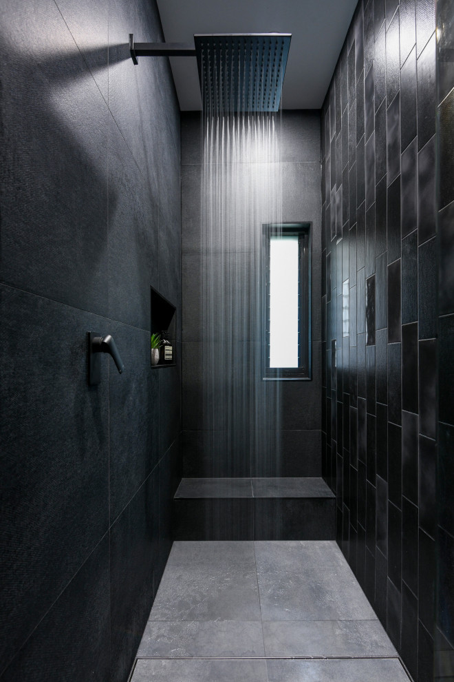 Imagen de cuarto de baño actual con baldosas y/o azulejos negros y suelo gris