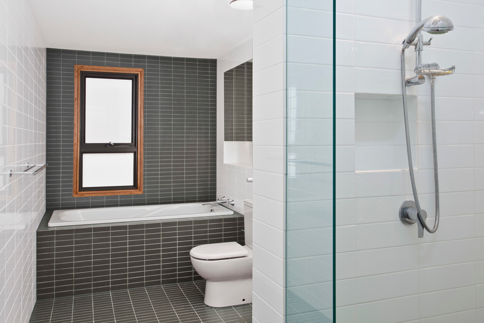 Пример оригинального дизайна: ванная комната в стиле модернизм с накладной ванной, серой плиткой и белой плиткой