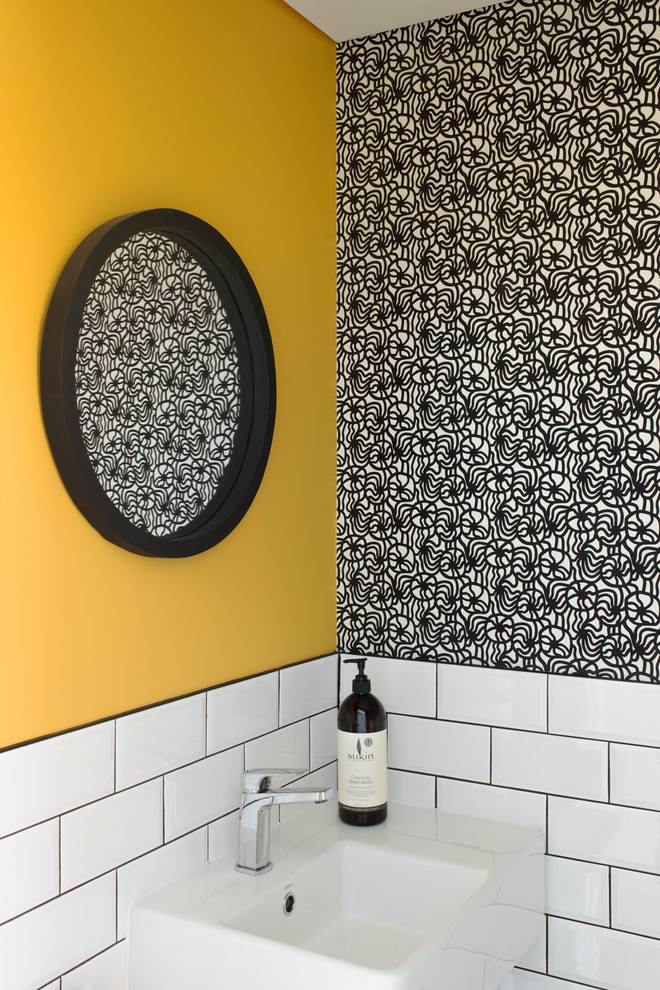 Kleines Modernes Badezimmer mit Wandwaschbecken, Toilette mit Aufsatzspülkasten, weißen Fliesen, Keramikfliesen, gelber Wandfarbe und Porzellan-Bodenfliesen in Sydney