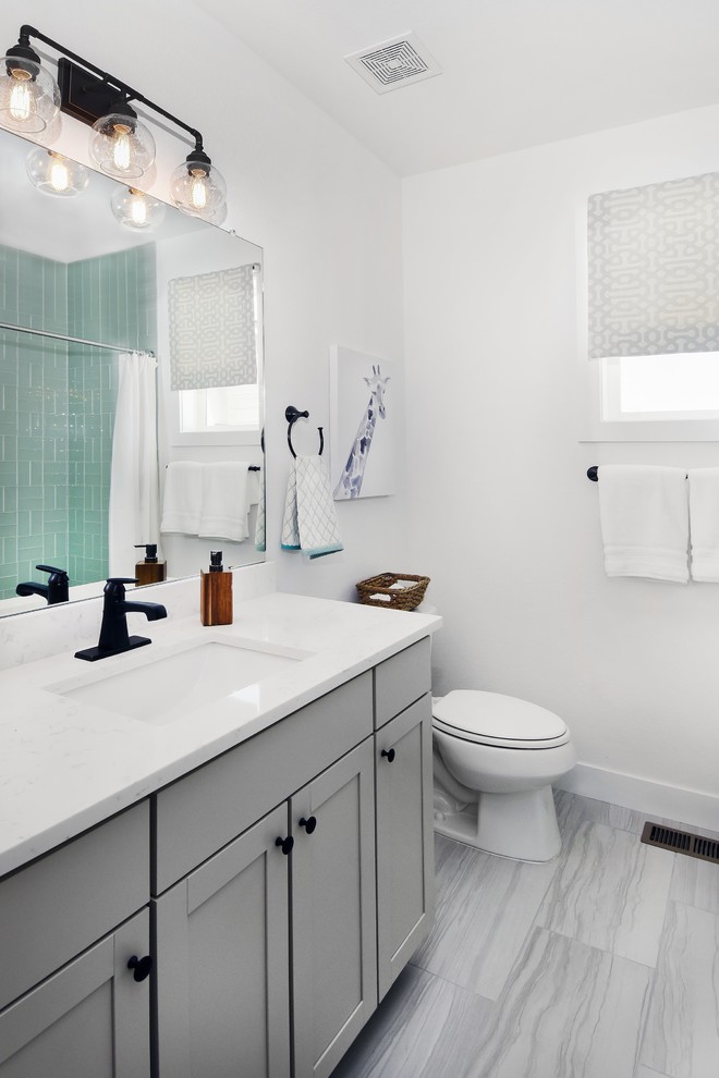 Esempio di una stanza da bagno con ante grigie, vasca/doccia, piastrelle verdi, pareti bianche, pavimento bianco e doccia con tenda