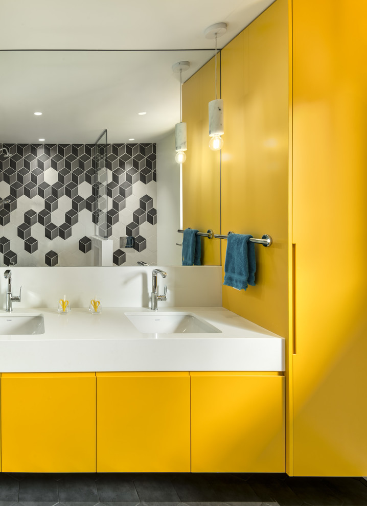 Esempio di una stanza da bagno design con ante lisce, ante gialle, piastrelle grigie, piastrelle bianche, pareti bianche, lavabo sottopiano, pavimento grigio e top bianco